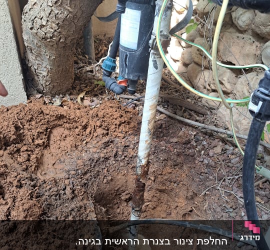 צינור מים עם חיבורים ותיקון באדמה